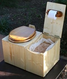 Diy Composting Toilet, Composting Toilets, Outdoor Bathroom Design, Outdoor Toilet, Composting Toilet, Outdoor Bathrooms, Homestead Survival, Earthship, Composting