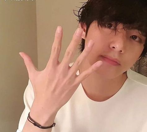 Taehyung Heart Sign Hand, Taehyung Hands, Taehyungs Hand, Titan Fanart, Bts Jungkook Birthday, Hand Pictures, Attack On Titan Fanart, Heart Hands, Art References