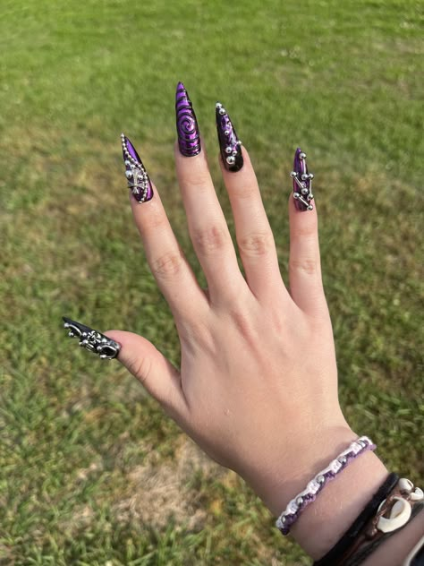 Purple Grunge Nails, Purple Junk Nails, Clawdeen Nails, Purple Goth Nails, Purple Y2k Nails, Rockstar Gf Nails, Draculaura Nails, Alt Nails, Purple And Pink Nails