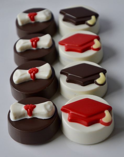 This listing is for 1 dozen (12) Graduation themed chocolate covered Oreos. (2 per box) These Graduation Cookies can be made in any color you would like, but if not specified will come as shown in picture. These Graduation Chocolate Oreos come as a set. One Cookie has a Cap and the Other a diploma. You will receive a total of 12 cookies, 6 cap cookies and 6 diploma cookies. These cookies are the perfect Graduation gift from Pre-K to Graduate School! When placing your order please specify: Quanti Chocolate Graduation, Graduation Chocolate, Graduation Party Desserts, Graduation Treats, Graduation Desserts, Chocolate Ideas, Graduation Candy, Chocolate Oreo, Sweets Table