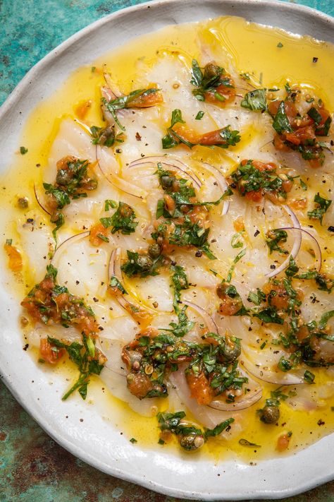 Fish Carpaccio Recipes, Fancy Seafood Recipes, Caprese Fish, Carpaccio Sauce, Carpaccio Plating, Fish Dishes Fine Dining, Kingfish Carpaccio, Fish Crudo, Fish Starters