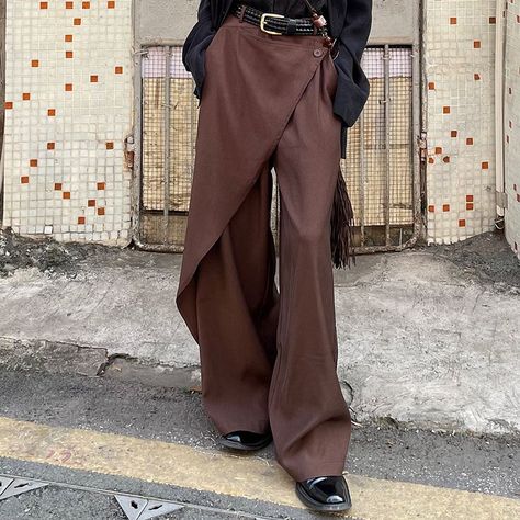 Italian Aesthetic Fashion, Style Cargo Pants Women, Homecoming Pants, Draped Pants, Japanese Pants, How To Style Cargo Pants Women, Oversize Outfit, How To Style Cargo Pants, Gender Fluid Fashion