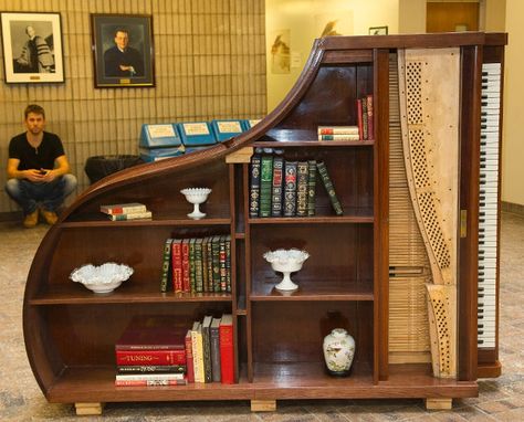 Creative ways to repurpose old piano into something new and exciting Grand Bookshelves, Piano Headboard, Piano Shelves, Piano Bookshelf, Repurpose Piano, Old Instruments, Repurposed Pianos, Piano Repurpose, Repurposed Piano