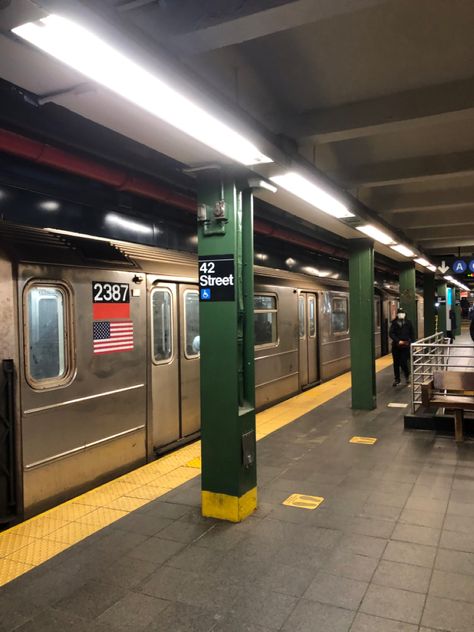 Subway Ride Aesthetic, New York City Train, Nyc Metro Aesthetic, New York Metro Aesthetic, Underground Subway Aesthetic, Nyc Train Aesthetic, Bloxburg Subway, New York Bloxburg, Subway Train Aesthetic