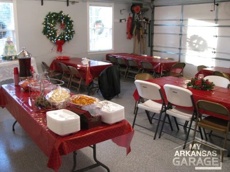 Image result for seating garage "graduation party" driveway tables chairs Winter Garage Party Ideas, Christmas Garage Party Decorations, Garage Thanksgiving Party, Christmas Party Garage, Thanksgiving In Garage, Garage Dinner Party Ideas, Christmas Party In Garage, Christmas Garage Party, Garage Christmas Party Ideas