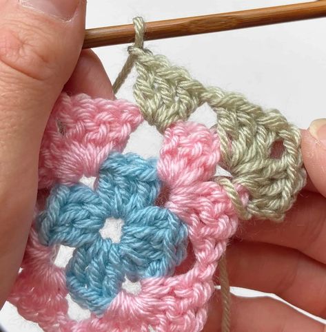 Learn how to crochet a granny square with this step by step tutorial by HanJan Crochet and free crochet pattern. The perfect guide for beginners learning to crochet and for more experienced wanting to know how to stop a granny square from twisting. Includes a free written pattern and stitch tutorial to make the perfect crochet square by turning each round. #crochetgrannysquare #grannysquare #crochetsquare Crochet Granny Square Beginner, Crochet A Granny Square, Crochet Granny Square Tutorial, Granny Square Crochet Patterns Free, Crochet Patterns Free Beginner, Valentines Patterns, Crochet Granny Square Blanket, Crochet Granny Square, Crochet Stitches For Beginners