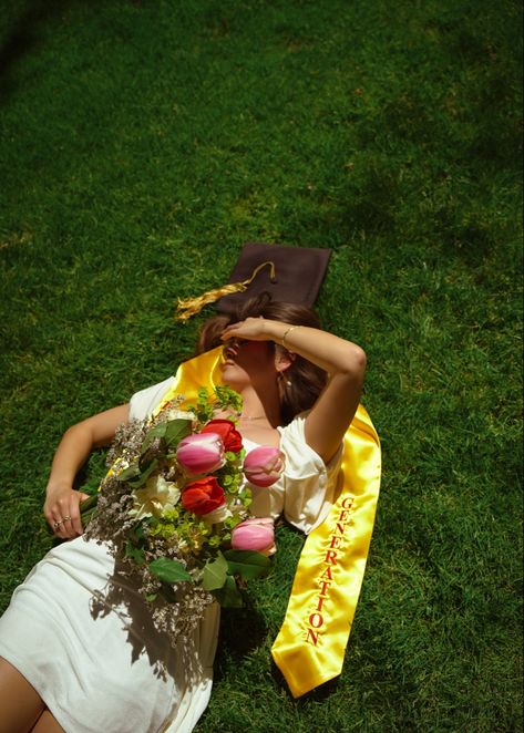 College Grad Pictures, Grad Picture Ideas, College Grad Photos, Graduation Pic Ideas, Nursing Graduation Pictures, Senior Photoshoot Poses, College Graduation Photoshoot, College Graduation Pictures Poses, Graduation Look