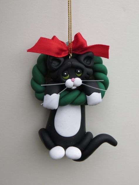 Whimsical Wreath, Fimo Kawaii, Clothespin Wreath, Door Swags, Jul Diy, Polymer Clay Cat, Clay Cat, Cat Christmas Ornaments, Door Swag