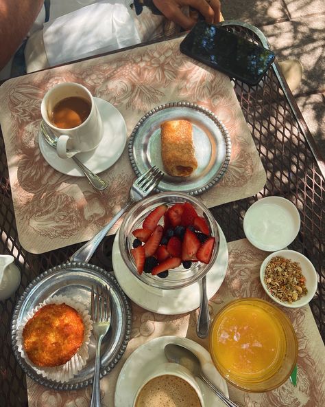 Cutest little cafe in Condesa! Obsessed with this neighborhood🫶🏻 . . . . . #mexico #mexico🇲🇽 #mexicocity #mexicocityofficial #mexicocity🇲🇽 #mexicocityfood #mexicocitylife #breakfast #maque #maquecondesa #condesa # Mexico Cafe, Mexico City Food, Coffee Shops, Mexico Travel, Mexico City, South America, The Neighbourhood, Vision Board, Favorite Places