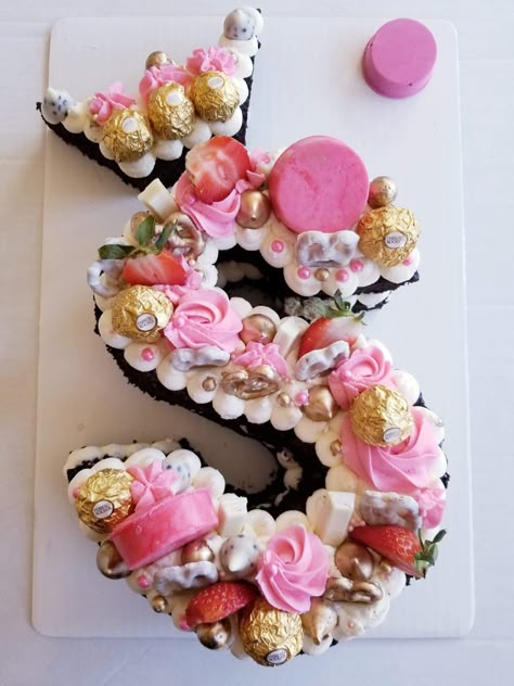 #lettercake#letter”s”cake#chocolatecoveredoreos#chocolatecoveredpretzels#strawberries#ferrerorocher#minikitkat#cookiesandcreamkisses Happy Birthday Hd, Letter Birthday, Letter Cakes, Happy Birthday Letter, Alphabet Cake, Number Birthday Cakes, Cake Lettering, Letter Cake, Bolo Minnie