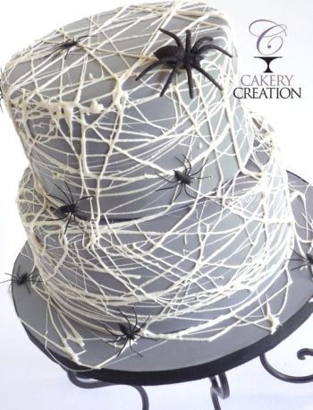 18 Hauntingly Beautiful Halloween Cake Ideas - XO, Katie Rosario Spider Web Cake, Tårta Design, Halloween Torte, Spider Cake, Postres Halloween, Dessert Halloween, Halloween Baking, Spider Webs, Birthday Halloween Party