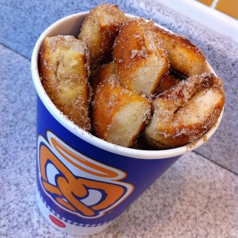 Auntie Anne's r amazing Auntie Annies Pretzel Bites, Auntie Annes, Soul Food Dinner, Junk Food Snacks, Food Babe, Food Therapy, Yummy Comfort Food, Food Drinks Dessert, Food Goals