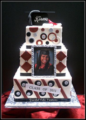 Square Graduation Cake Graduation Cake Designs High Schools, Pooh Graduation, High School Graduation Cakes, College Graduation Cakes, Grad Cakes, Graduation Cake Designs, Graduate Party, Graduation Food, Trunk Party