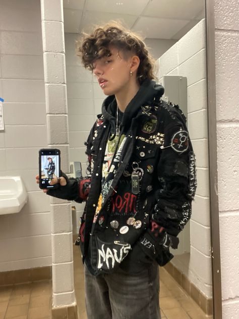 Alt Denim Jacket, Queer Battle Jacket, Handmade Patches Punk, Punk Outfits Ideas, Punk Outfits Diy, Lace Code Punk, Reusing Old Clothes, Punk Vest Outfit, Battle Jacket Outfit