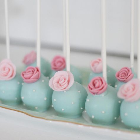 Tea Party Cake Pops, Tea Party Baby Shower Theme, Valentine Cake Pop, Cake Pop Designs, Baby Shower Treats, Pretty Dessert, Valentine Cake, Tea Party Birthday, Cake Pop