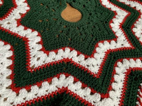 6-Day Star Holiday Tree Skirt - Betty McKnit Tree Skirt Crochet Pattern, Tree Skirt Crochet, Christmas Tree Skirt Crochet Pattern, Crochet Tree Skirt, Skirt Crochet Pattern, Christmas Tree Skirts Patterns, Holiday Tree Skirts, Tree Skirt Pattern, Crochet Bobble