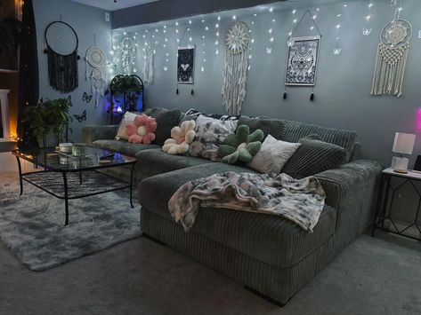 Chilled Living Room Ideas, Teen Loft Hangout Lounge Areas, Basement Chill Room Ideas, Chill Home Decor, Living Room Couch Ideas Cozy, Grunge Apartment Living Room, Couch In Bedroom Ideas Layout, Studio Apartment Aesthetic Cozy, Vibey Apartment Living Room