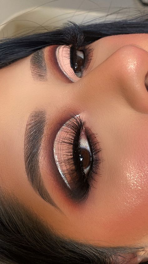 Soft Glam Makeup Eye Shadow, Maquillaje Soft Glam, Full Cut Crease Eye Makeup, Social Glam Makeup, Full Cut Crease, Maquillaje Cut Crease, Soft Cut Crease, Pelo Color Vino, Cut Crease Eye Makeup