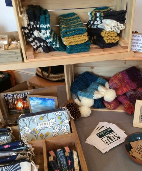 Using wooden crates to display hand knit hats and glove at craft fairs Spring Market Ideas, Craft Fair Display Table, Craft Table Display, Market Setup, Craft Stand, Crochet Craft Fair, Vendor Booth Display, Craft Show Booths, Craft Market Display