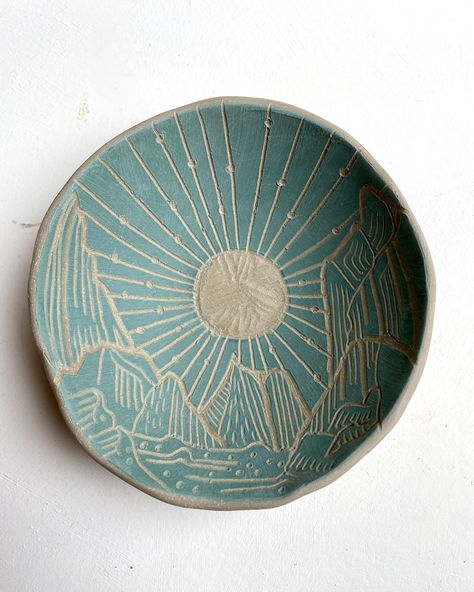 Mountain View design 🏔️ 🌅 I love making the small bowls as it give me scope to experiment with different designs which I will develop onto my larger pots. I have always felt confident with my forms, but I feel I am still on a journey with my surface design. Each little bowl gets me a little bit closer, I can feel it. #pottery #mountain #sunrise #sgraffito #sgraffitopottery #sgraffitoceramics #stoneware #potterylove #annecastañoceramics #creativejourney #ceramicbowl Sgraffito Mountains, Sgraffito Technique Tutorials, Boho Pottery Painting Ideas, Sgraffito Designs Easy, Pottery Bowl Painting Ideas, Sgrafitto Ceramics, Pottery Carving Ideas, Pottery Project Ideas, Clay Doh