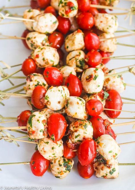 Marinated Mozzarella Balls - skewer with cherry tomatoes for a party appetizer - always a party favorite - super easy and delicious Red Food Party, Mozzarella Balls Recipe, Mozzarella Skewers, Marinated Mozzarella Balls, Skewers Recipes, Summer Party Appetizers, Tomato Skewers, Healthy Party Appetizers, Marinated Mozzarella