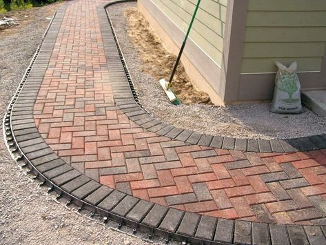 Paver Sidewalk, Paving Stone Patio, Patio Edging, Diy Patio Pavers, Paver Designs, Patio Pavers Design, Outdoor Patio Diy, Brick Walkway, Outdoor Walkway