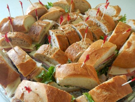 Mama Ro's Sub Sandwiches - great for game day or large parties! Sandwiches Party Tray, Hoagie Sandwiches, Pool Party Food, Sandwich Platter, Homemade Sandwich, Sandwich Bar, Sandwich Trays, Party Sandwiches, Sub Sandwiches