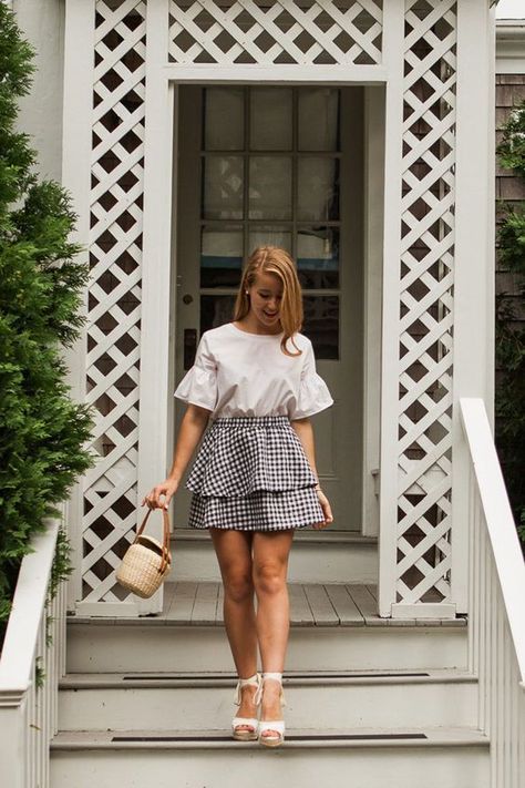 Preppy Sorority, Madewell Skirt, Gingham Skirt, Navy Gingham, 90's Fashion, Sorority Outfits, Casual Spring, Fashion Tips For Women, Beautiful Ladies