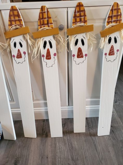 Repurposed fence posts, painted and added straw hair White Picket Fence Craft Ideas, Fence Post Crafts Diy Projects, Picket Fence Crafts Diy Projects, Fence Post Decorating Ideas, Fence Post Crafts, Fence Crafts, Repurposed Fence, Kids Halloween Party Food, Picket Fence Crafts