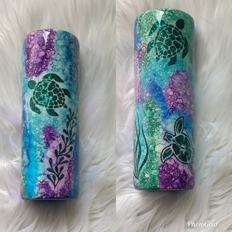 Pretty Tumblers Beautiful, Hawaiian Tumbler Ideas, Turtle Tumbler Ideas, Resin Journal, Tropical Tumbler, Turtle Tumbler, Tumbler Cups Personalized, Epoxy Crafts, Epoxy Tumblers