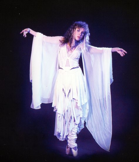 Stevie Nicks, photo by HWIII Stevie Nicks Whimsigoth, Stevie Nicks Flowy Dress, Stevie Nicks Inspired Photoshoot, Iconic Stevie Nicks Outfits, Steve Nicks Halloween Costume, 70s Stevie Nicks Outfits, Stevie Nicks Performing, Stevie Nicks 70s Hair, Stevie Nicks Boots