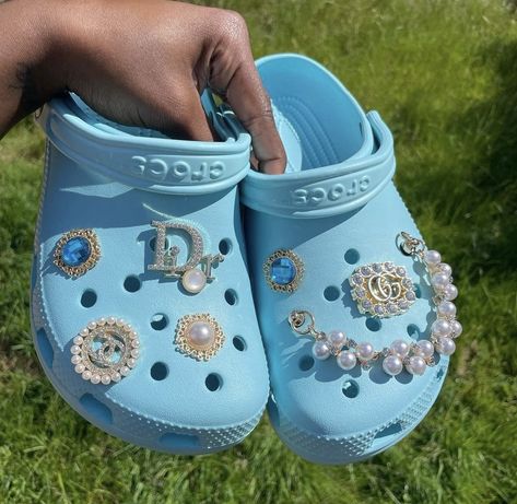 Light Blue Crocs With Charms, Blue Crocs With Charms, Light Blue Crocs, Jibbitz Ideas, Cool Crocs, Crocs With Jibbitz, Crocs Aesthetic, Crocs With Charms, Crocs Outfit