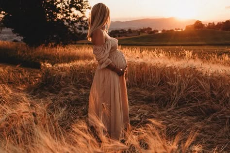 Maternity Pics Just Mom, Tractor Maternity Pictures, Homestead Maternity Shoot, Maternity Pictures Just Mom, Maternity Nature Photoshoot, August Maternity Pictures, Rustic Maternity Pictures, Maternity Shoot Inspiration, Farm Maternity Pictures