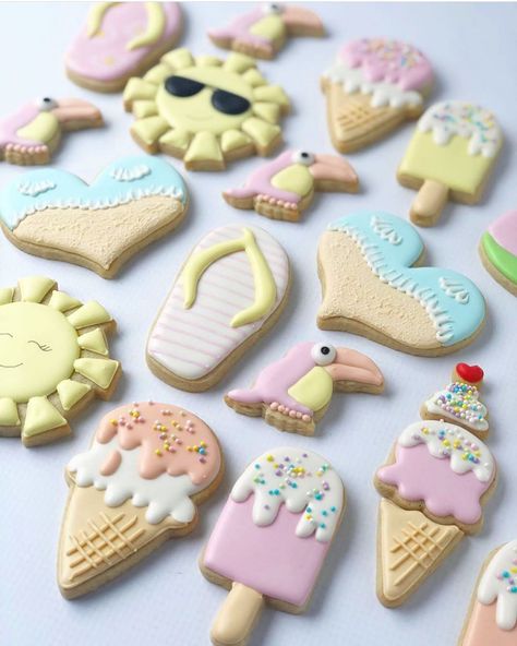 Beach Cookies Royal Icing, Summer Cookies Decorated, Sunglasses Cookies, Bday Cookies, Cookies Summer, Summer Sugar Cookies, Cutout Cookie, Summer Cookie, School Cookies