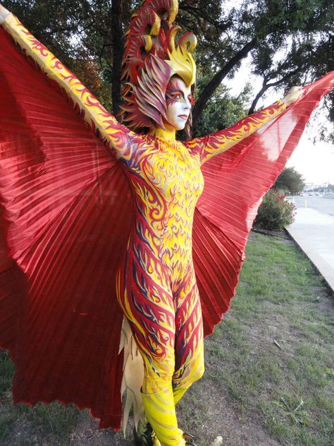 an amazing how to! a gorgeous, handpainted phoenix costume-- step by step!! Makeup Wings, Funny Wigs, Phoenix Costume, Bird Makeup, Harry Potter Halloween Costumes, Creature Fantasy, My Halloween Costume, Bird Costume, Dragon Costume