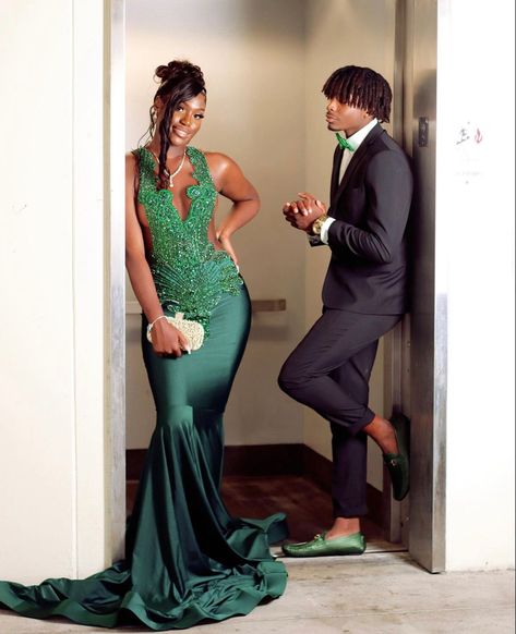 Prom Poses Couples Same Height, Emerald Green Prom Dress Couple, Prom Pictures Black People, Prom Poses Couples, Prom Shoot, Prom Pictures Couples Black, Couple Prom, Prom Pictures Couples, Prom Picture Poses