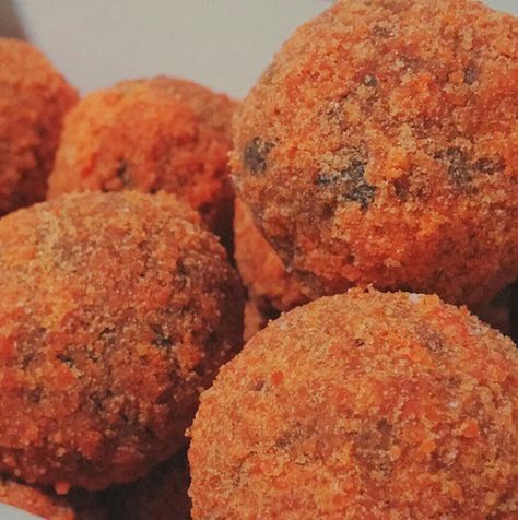 These Choco Butternut Munchkins are a must try. Our classic childhood snack time or meryenda. These are absolutely easy to bake! Choco Butternut Munchkins, Butternut Munchkins, Munchkins Recipe, Dunkin Donuts Recipe, Choco Butternut, Butternut Recipes, Dunkin Donut, Filipino Food Dessert, Baking 101