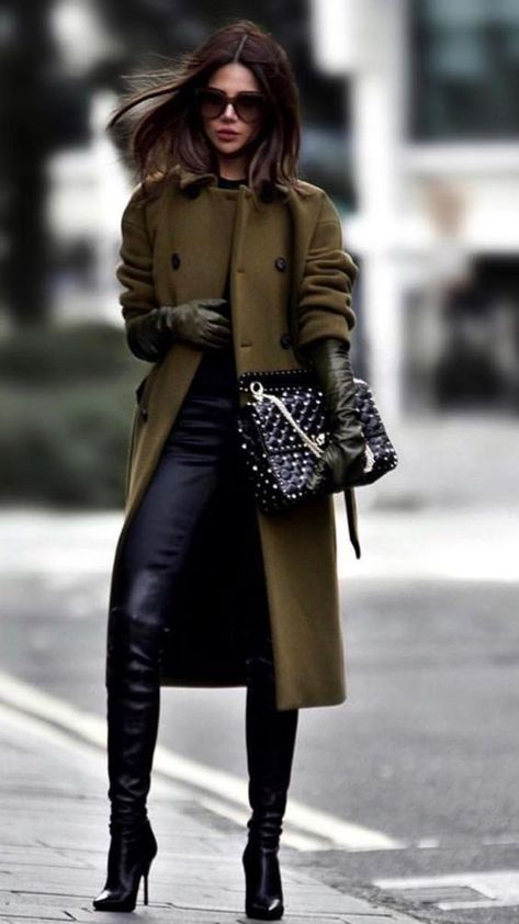 Winter Fashion Ready. Mode Mantel, Fall Fashion Coats, Paris Chic, Looks Street Style, Winter Outfits For Work, Fashion Weeks, Black Women Fashion, Looks Chic, 가을 패션