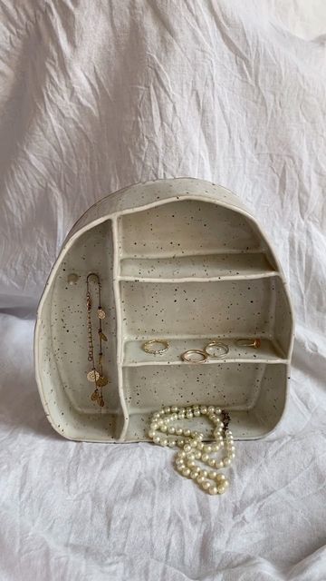 Rea and the Clay on Instagram: "Little present to my sis 👩‍👧 #jewelrytray #decoration #clayart" Clay Sets Ideas, Clay Gifts For Best Friend, Clay Box Ideas Aesthetic, What To Do With Clay Aesthetic, Clay Jewelry Tray Ideas, Clay Presents Diy Gifts, Diy Clay Decor Ideas, Clay Crafts Decor, Pottery Tray Ideas