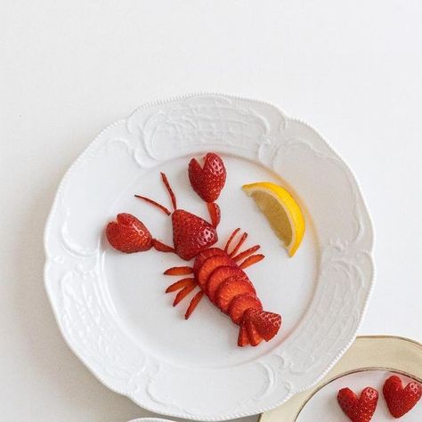 Celine on Instagram: "Strawberry lobsters 🦞❤️" Halloween Breakfast, Pastel Cupcakes, Easy Food Art, Halloween This Year, Think Food, Fun Kids Food, Toddler Meals, Kids Snacks, Food Presentation