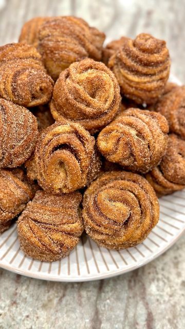 Refrigerator Biscuits, Bagel Crisps, Cruffin Recipe, Bagel Dip, Crescent Dough Sheet, Smoked Salmon Bagel, Salmon Bagel, Cinnamon Roll Muffins, Muffin Cup