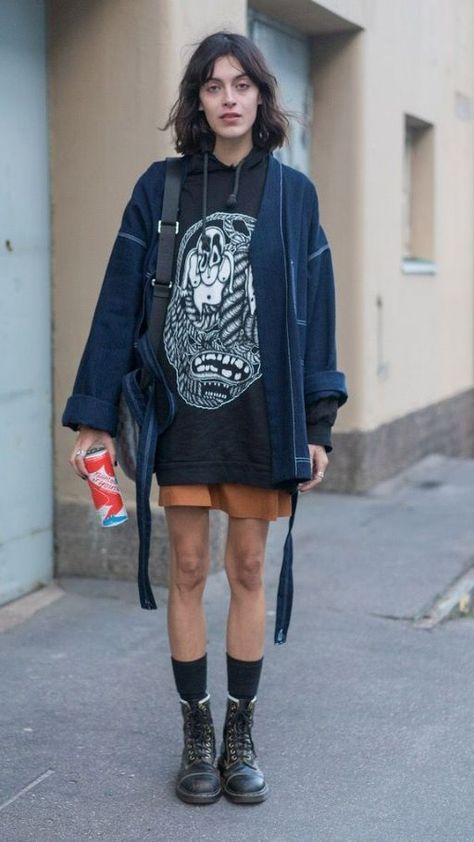 Hel Looks Street Style Helsinki, Hel Looks Street Style, How To Style A Hoodie, Grunge Feminine Style, Outfit With Hoodie, Street Style 90s, Grunge Street Style, Hel Looks, Berlin Street Style