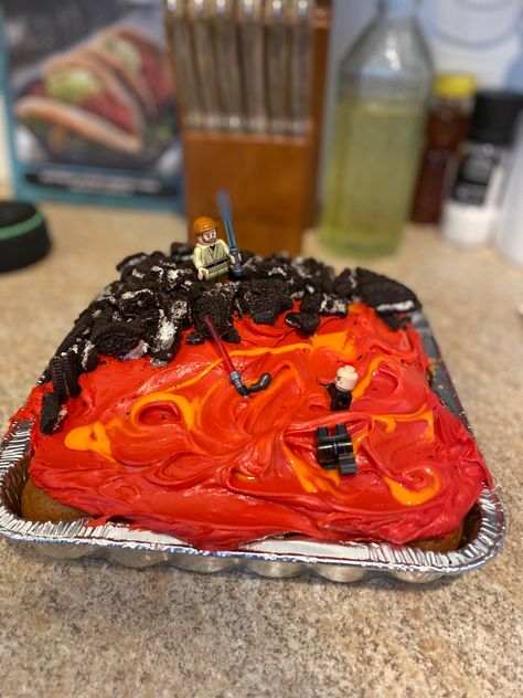 Star Wars cake Star Wars Lava Cake, Star Wars Birthday Cake Easy, Star Wars Birthday Cakes, Star Wars Cake Easy, Star Wars Party Food, Star Wars Birthday Cake, July Desserts, Easy Bake Oven, Star Wars Cake