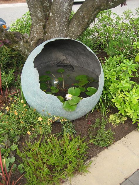 Quilted Leaves, Container Pond, Diy Solar Fountain, Patio Pond, Diy Beton, Jardim Diy, Garden Globes, Solar Fountain, Plant Diseases