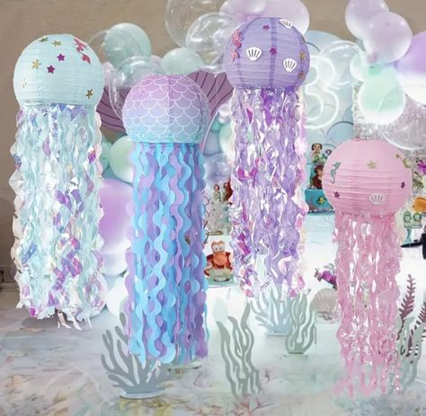 Mermaid Baby Shower Decorations, Sea Birthday Party Decorations, Hanging Jellyfish, Jellyfish Lantern, 4de Verjaardag, Diy Jellyfish, Ariel Birthday Party, Mermaid Invitation, Ocean Birthday Party