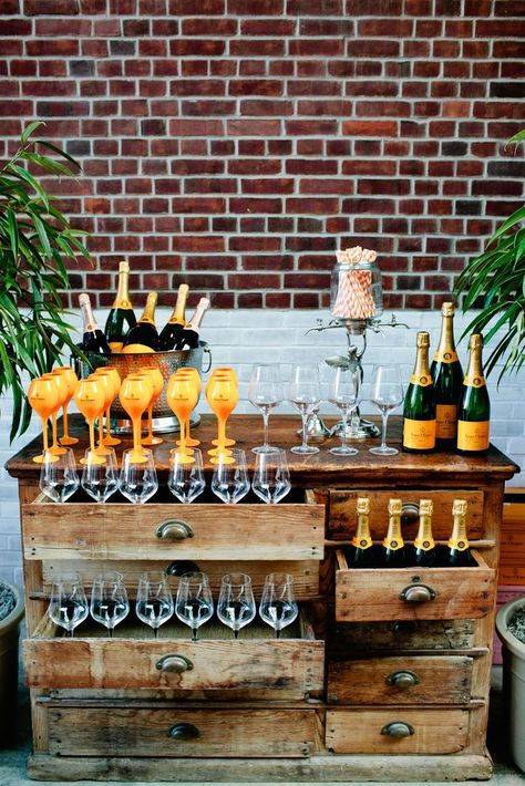 Excellent champagne styling Veuve Clicquot Bar Cart, Champagne Bar Ideas, Deco Champetre, Bubbly Bar, Champagne Brunch, Decoration Restaurant, Drink Bar, Champagne Bar, Champagne Party