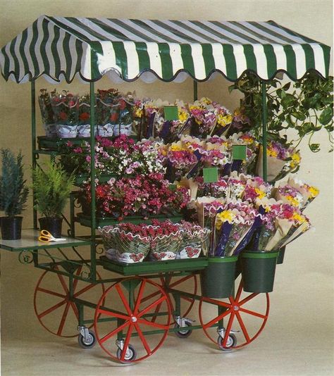 Flower Carts, Flower Shop Display, Farmers Market Flowers, Flower Shop Design, Dollhouse Garden, Flower Truck, Craft Fair Displays, Flower Cart, Flower Bar