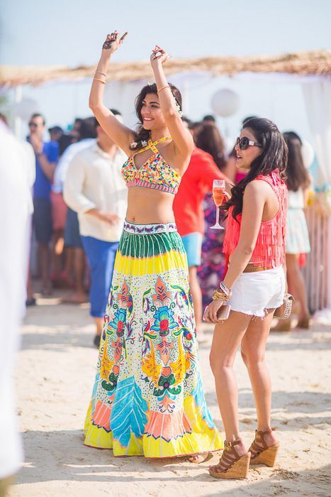 Awesome Pool Party Outfit Ideas For Your Wedding! Pool Party Outfit Ideas, Mehndi Lehenga, Lehenga Styles, Pool Party Outfit, Crop Top Wedding Dress, Pool Party Dresses, Beach Wedding Outfit, Indian Mehndi, Mehndi Outfit