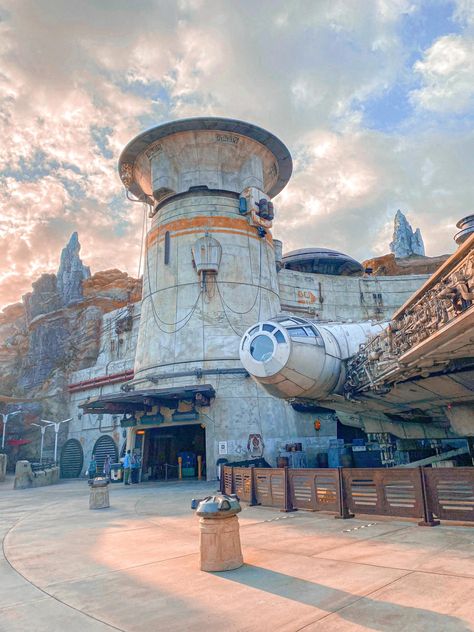 Disney Galaxy Edge, Galaxy’s Edge Disney World, Galaxy’s Edge Aesthetic, Galaxy's Edge Aesthetic, Galaxy’s Edge, Walt Disney World Aesthetic, Disney World Wallpaper, Galaxy's Edge Outfit, Disney World Aesthetic