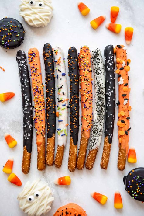 Spooky Food Ideas For Dinner, Halloween Easy Baking Ideas, Halloween Inspired Treats, Halloween Candy Salad, Halloween Catering Ideas, Chocolate Dipped Halloween Treats, Halloween Party Sweets, Halloween Candy Bar Ideas, Fall Hangout